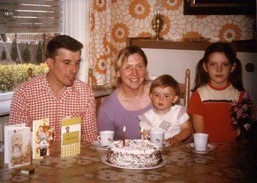 Gezin-rond-verjaardagstaart