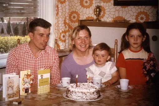 Gezin-rond-verjaardagstaart