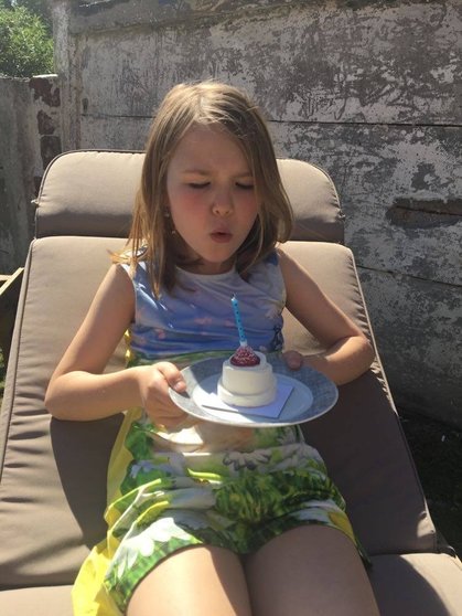 Verjaardagskaarsjes-uitblazen-hoort-er-ook-bij