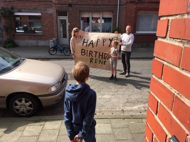 Zingen-op-straat-voor-de-verjaardag-van-Rene